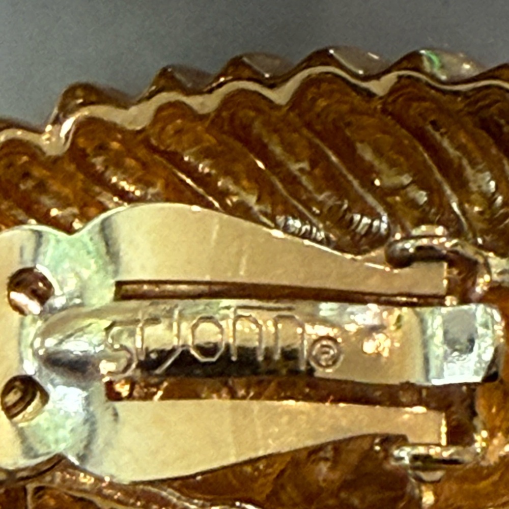 St. John Stamped Elegant Gold-Tone Leaf Clip on Earrings - Picture 5 of 9